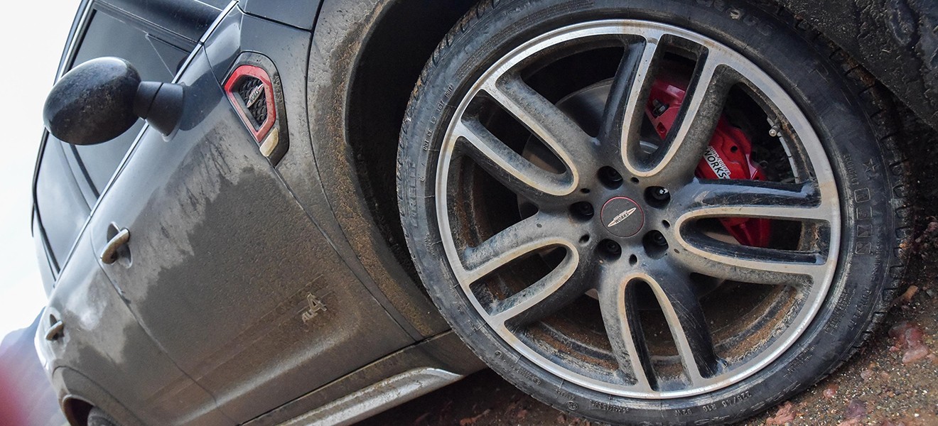 The standard trim on the MINI John Cooper Works Countryman includes 18-inch John Cooper Works light alloy wheels in Black Thrill Spoke. The standard trim on the MINI John Cooper Works Countryman includes 18-inch John Cooper Works light alloy wheels in Black Thrill Spoke.